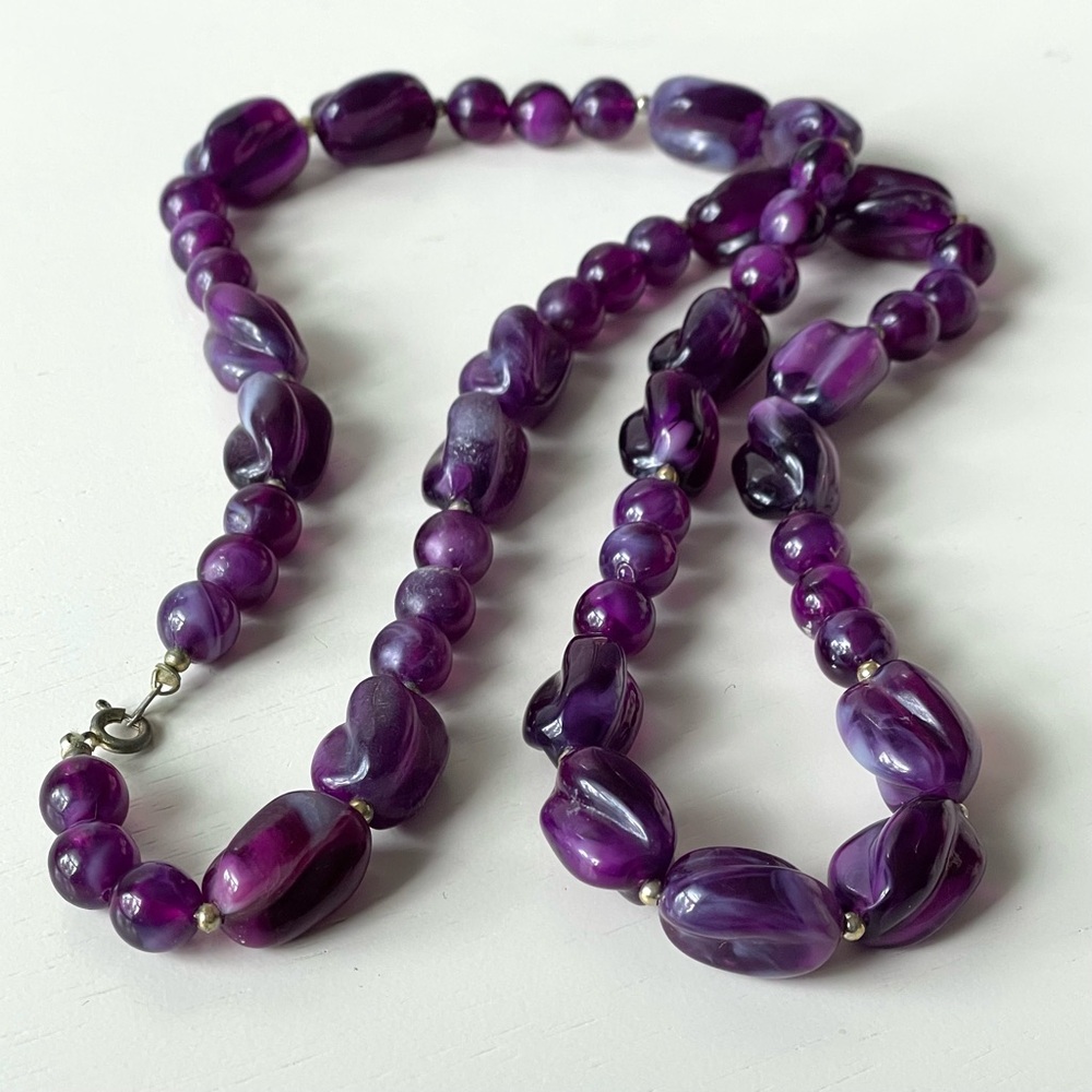 Vintage swirled purple acrylic/lucite beaded necklace - Picture 3 of 10